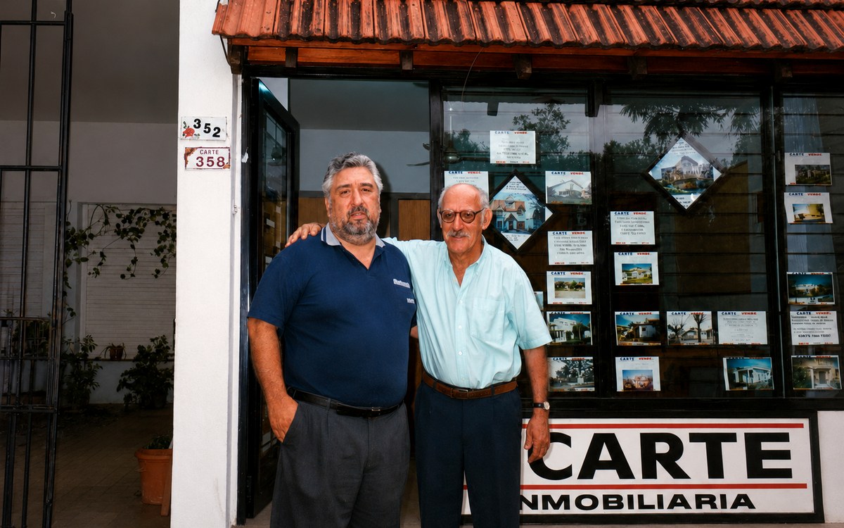 Padre e hijo frente a la inmobiliaria