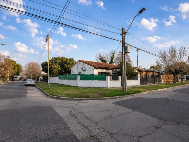 Ventura Bustos 3004, Castelar
